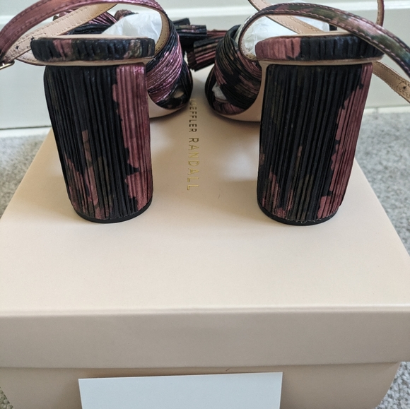 Loeffler Randall Camellia size 8 - Picture 3 of 5